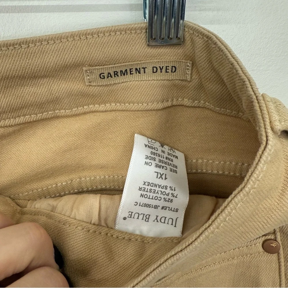 Judy Blue Women's Tan Bermuda Shorts B28 - Picture 6 of 6